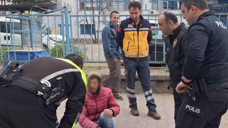 Bafra'da polis, aşırı alkolü vatandaşı evine götürdü