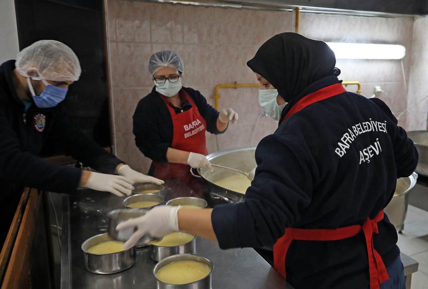 Bafra Belediyesi ihtiyaç sahiplerine 2 öğün yemek çıkarıyor