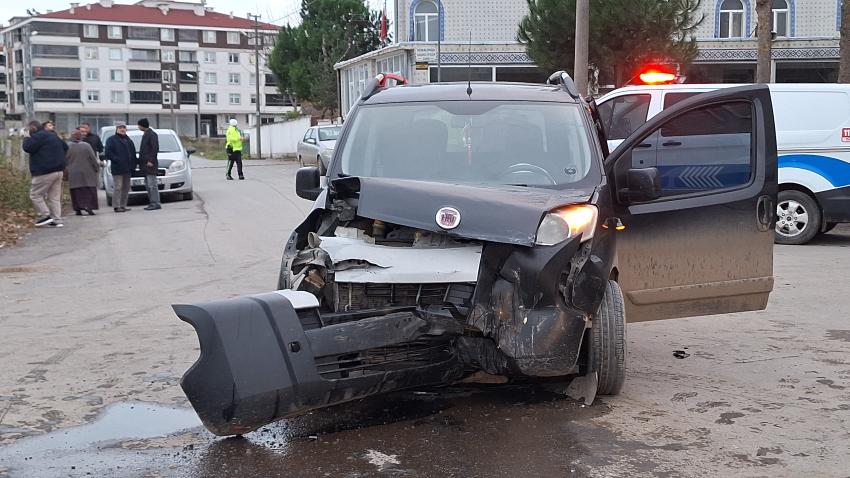 Bafra'da hafif ticari araçla otomobil çarpıştı 5 yaralı