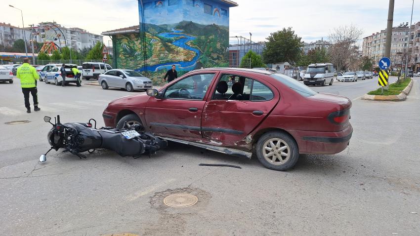 Bafra'da hız motosikleti ile otomobil çarpıştı 1 yaralı