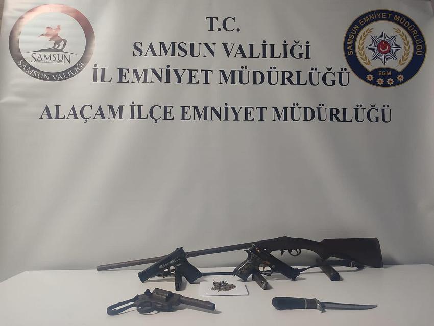 Alaçam'da evde yapılan aramada 4 adet silah bulundu