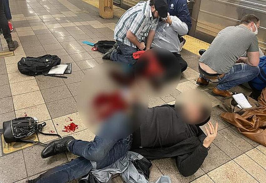 New York'ta metroya saldırı! Gaz maskeli katil aranıyor: 'Bir sonraki hedefi!!!