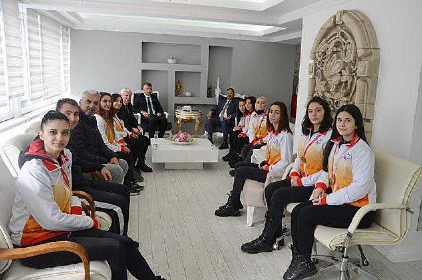 Şampiyon Kız Ôğrencilerden Ertürkmen' e Ziyaret 