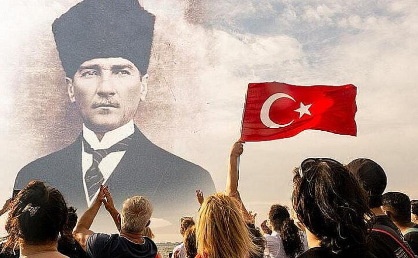 Ulu önder Atatürk’e sevgi ve saygıyla… Bağımsızlık meşalesi 103 yıldır yanıyor