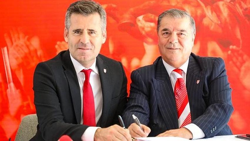Samsunspor Teknik Direktör Hüseyin Eroğlu ile resmi sözleşme imzaladı.