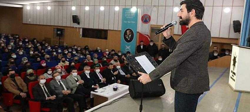 AK Parti Gençlik Kollarının Şiir ve Söyleşi Programına yoğun  ilgi