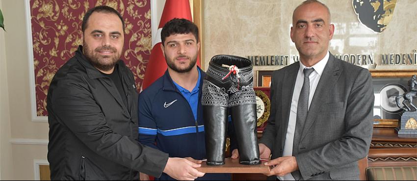 Türkiye’de güreşte ikinci olan Civelek, Aydoğdu’yu ziyaret etti