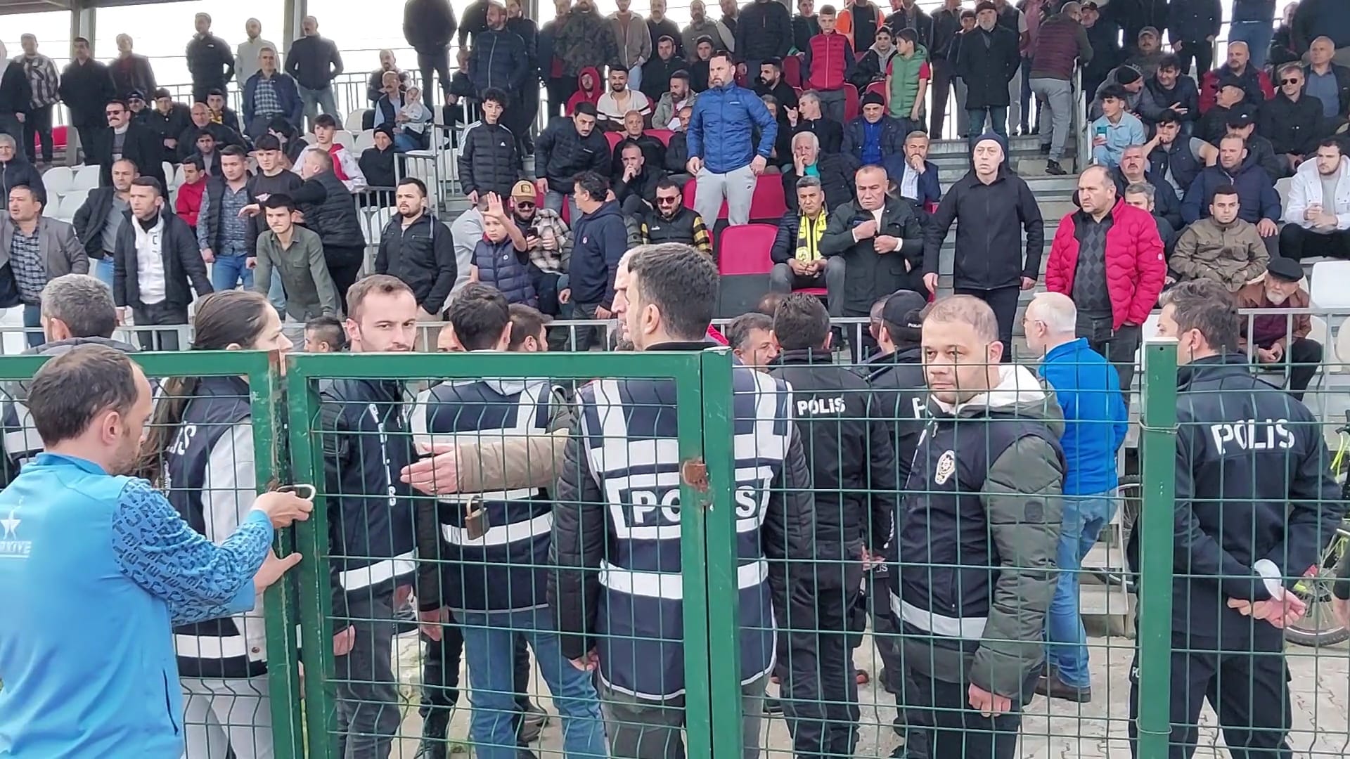 Terme Bafraspor maçında polisler zor anlar yaşadı
